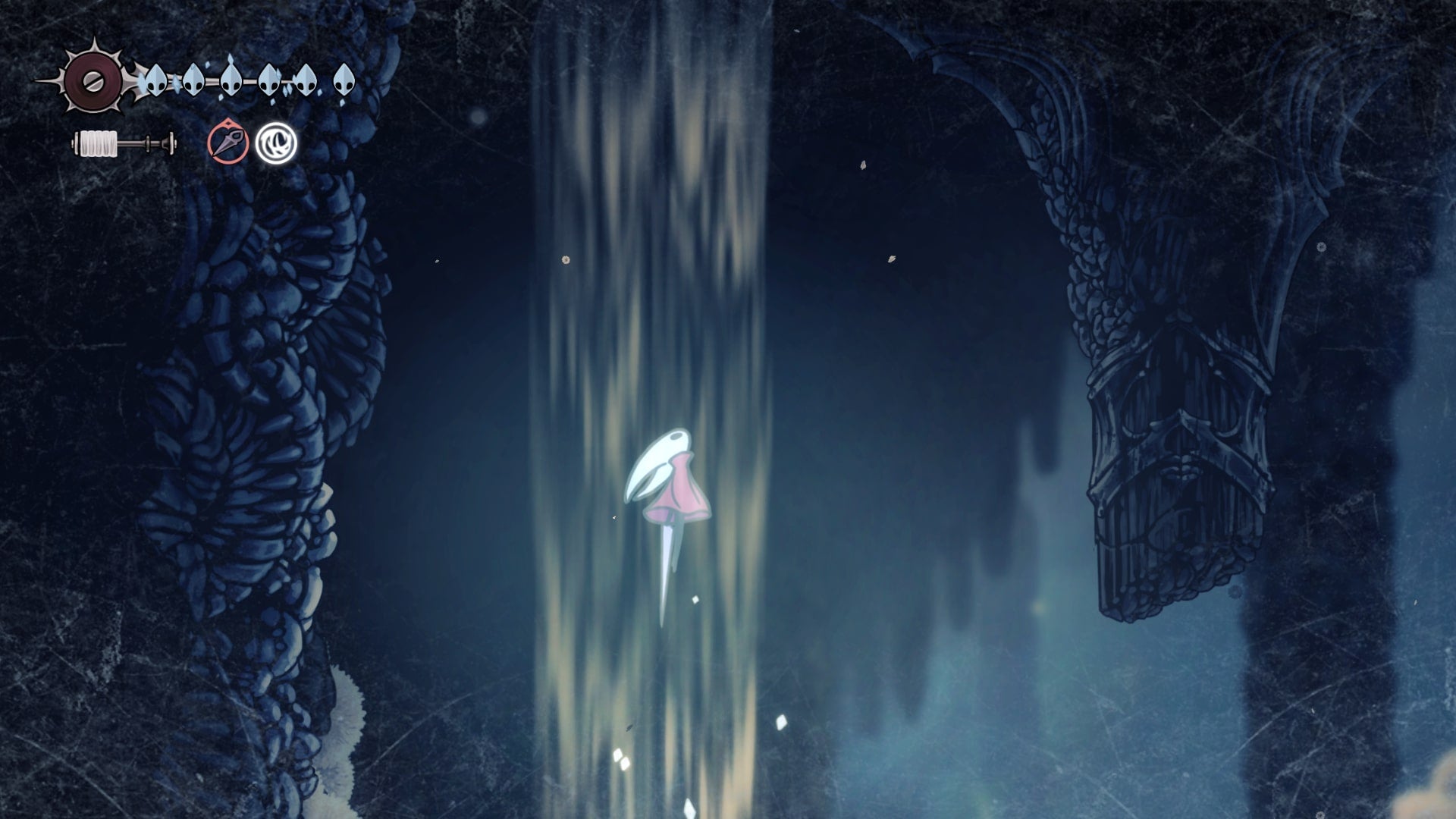 Hornet desliza em um grande calado em Mount Fay em Hollow Knight: Silksong