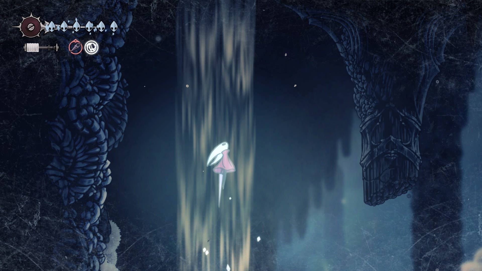 Hornet desliza em um grande calado em Mount Fay em Hollow Knight: Silksong