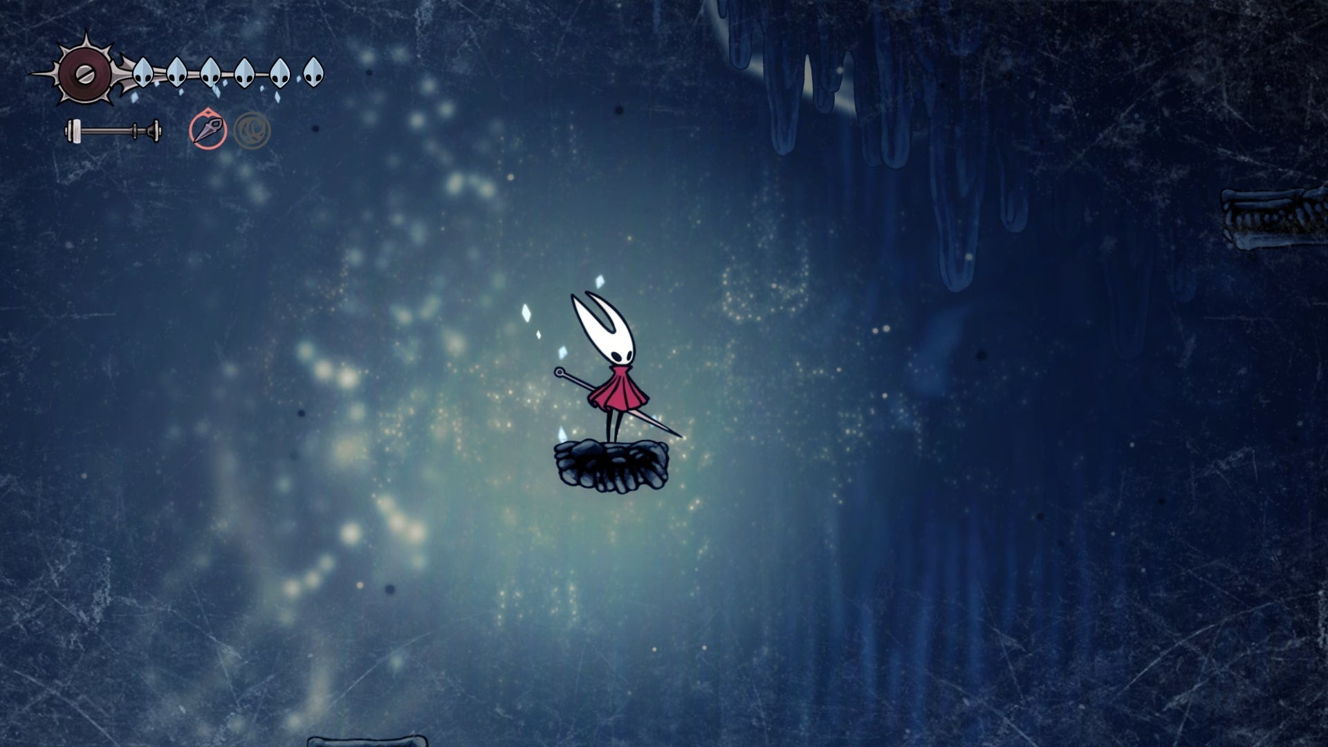 Hornet está em uma plataforma em Mount Fay em Hollow Knight: Silksong