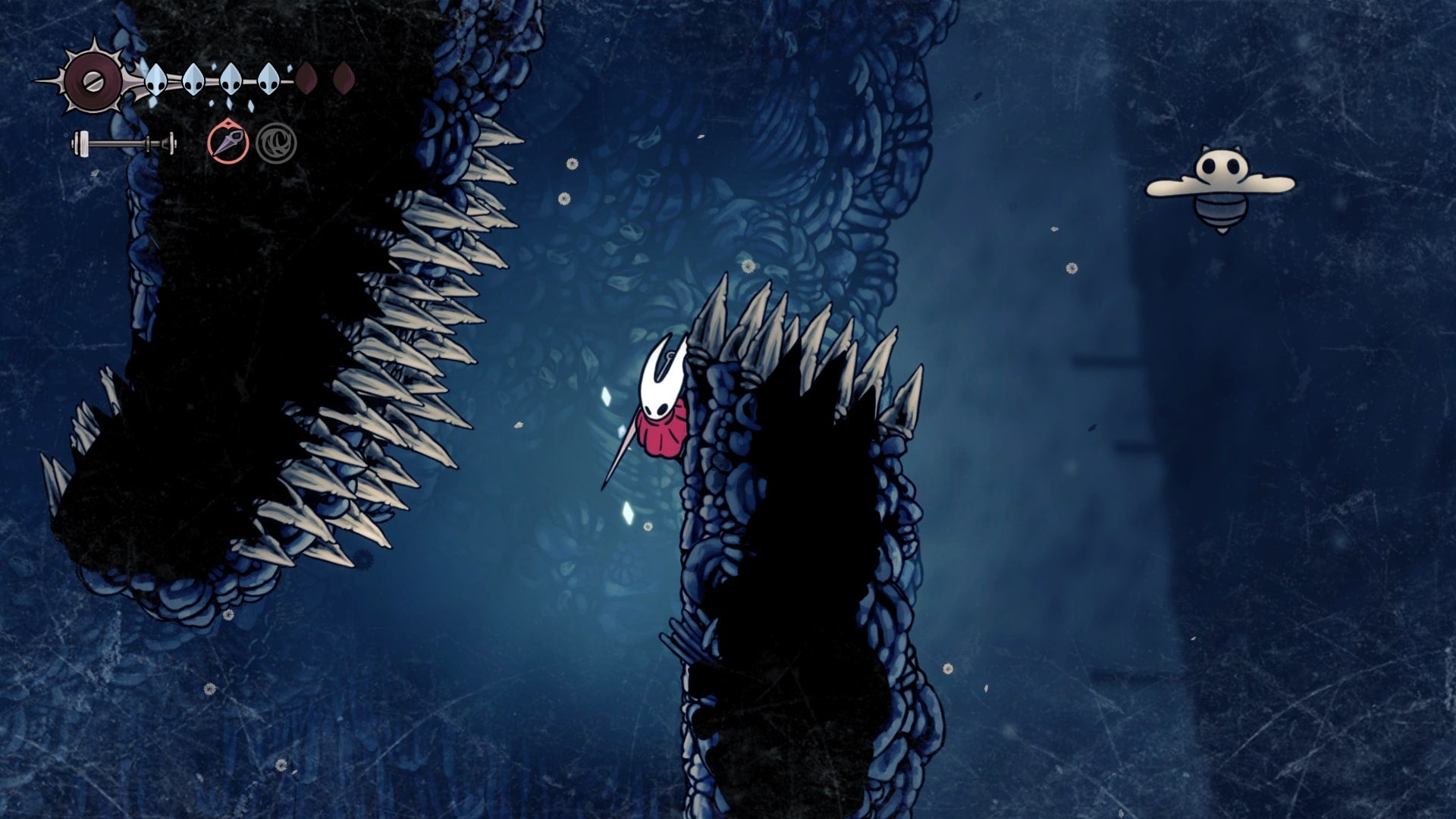 Hornet Cling Grips em uma parede perto de alguns espinhos no Monte Fay em Hollow Knight: Silksong