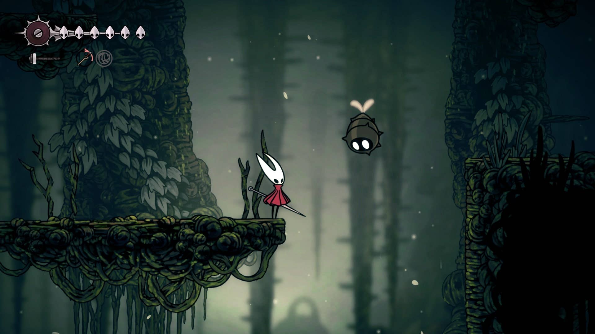 Hornet fica em uma plataforma ao lado de um inimigo de Shellwood Gnat em Shellwood em Hollow Knight: Silksong