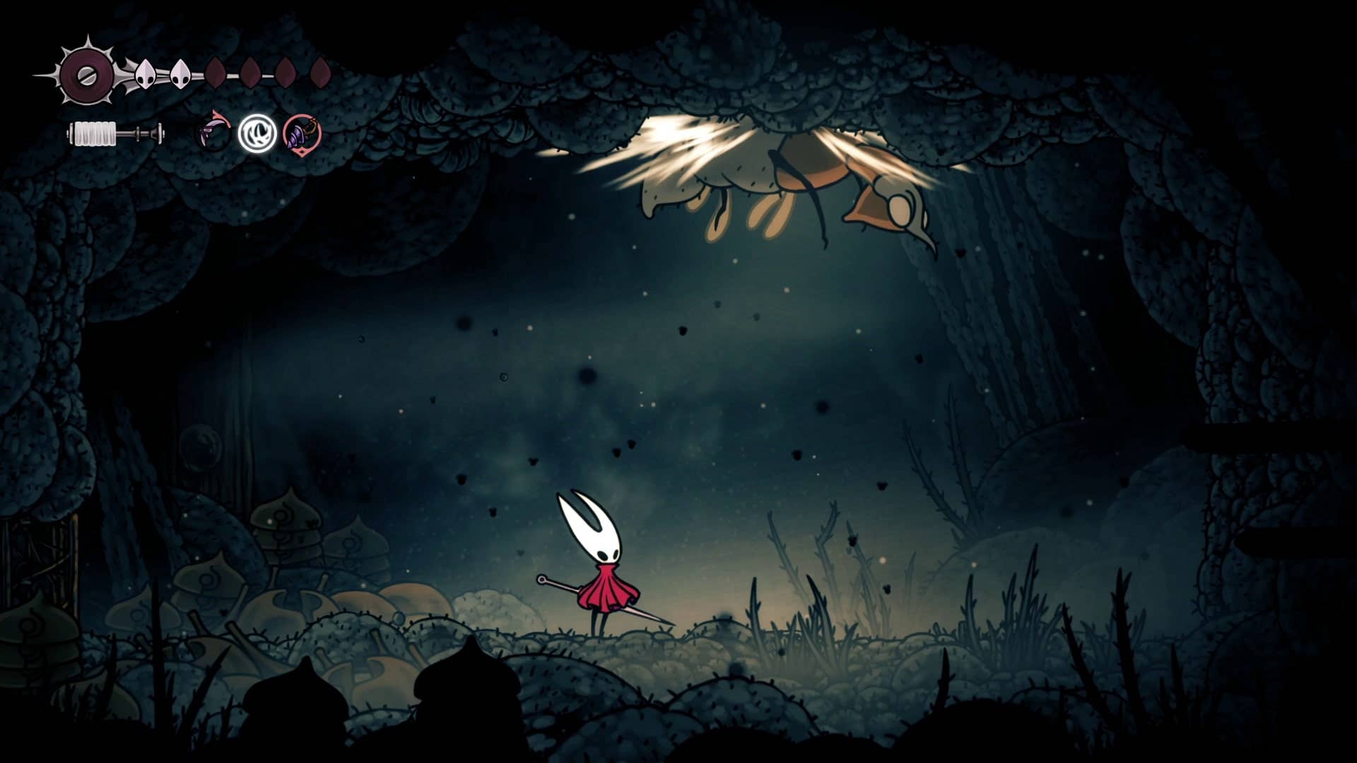 Hornet fica parado enquanto a Broodmother executa seu ataque de ricochete em Hollow Knight: Silksong