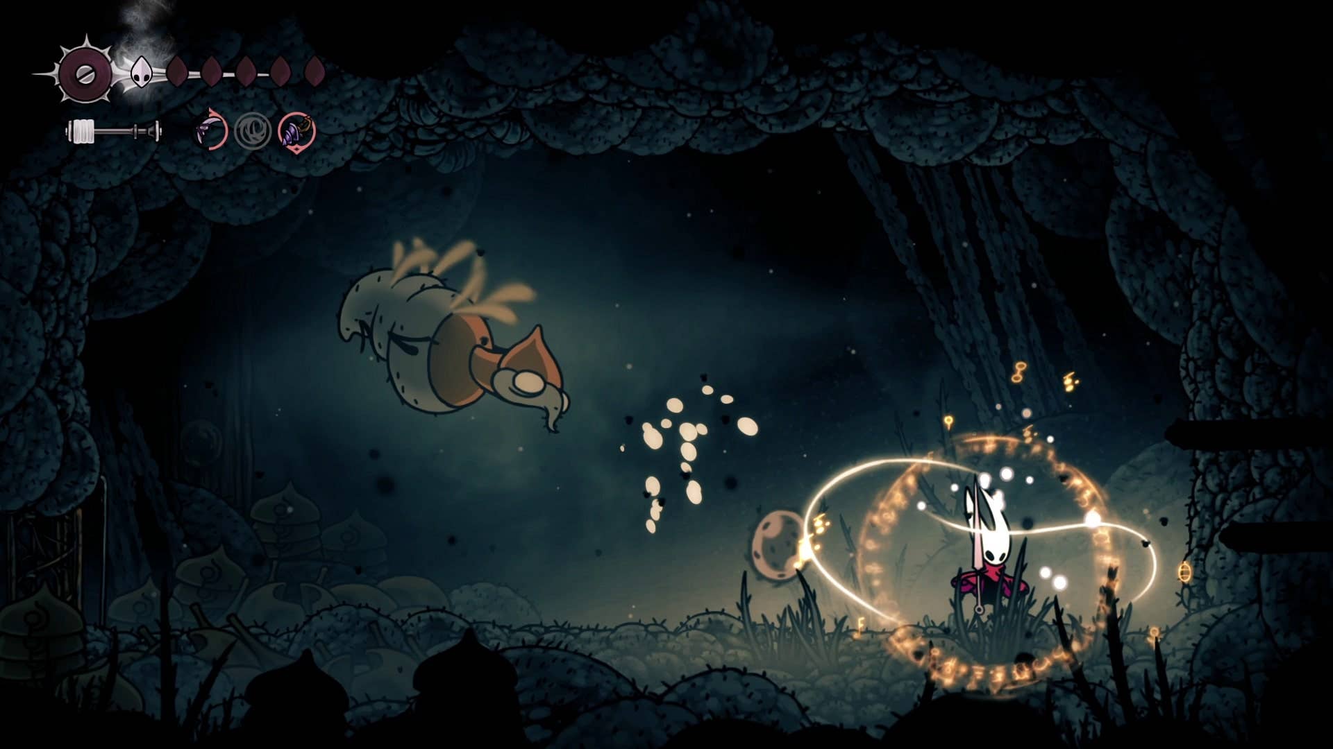 Hornet se liga enquanto Broodmother atira um projétil de gosma nela em Hollow Knight: Silksong