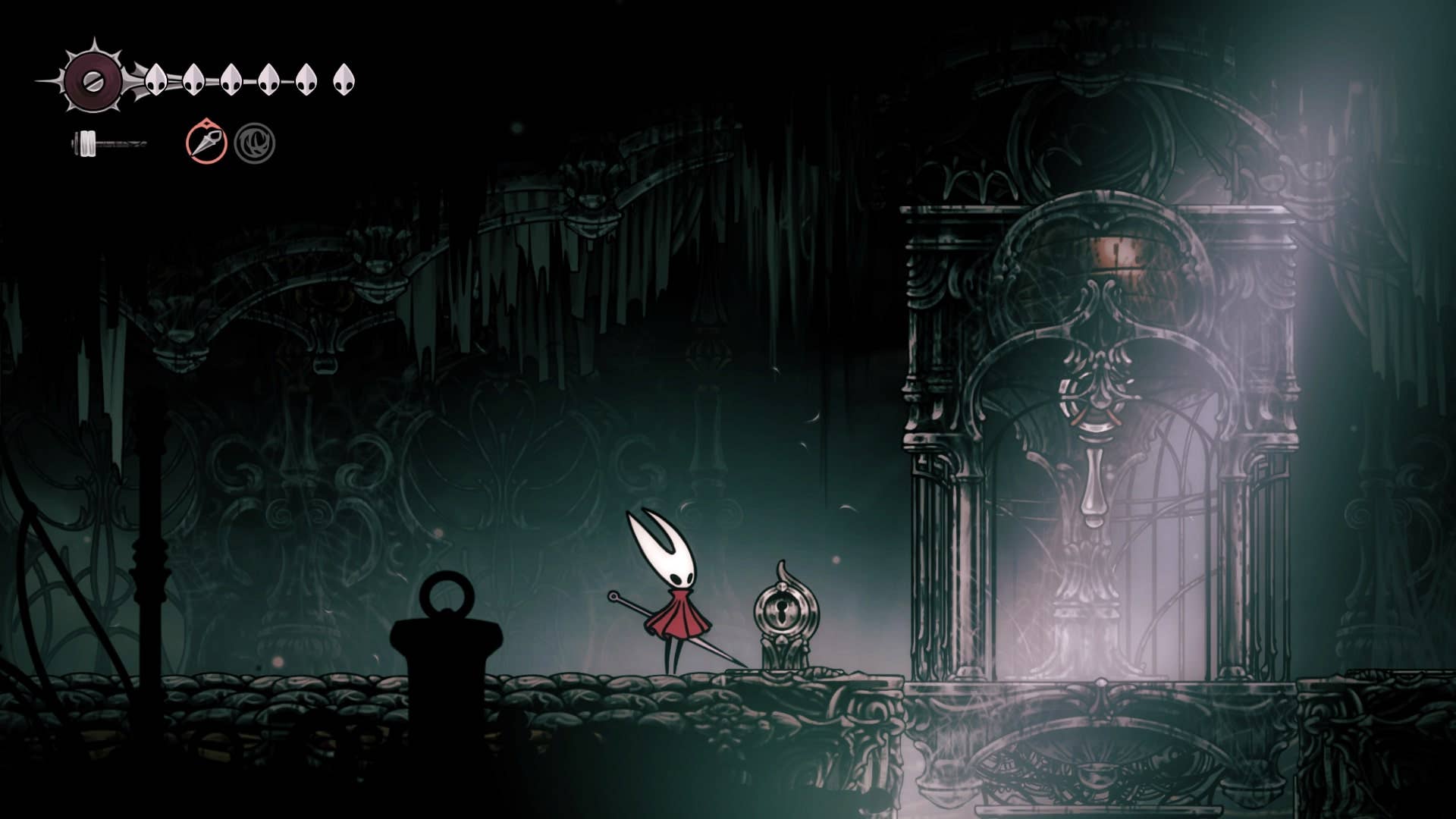Hornet fica ao lado do elevador branco em Hollow Knight: Silksong