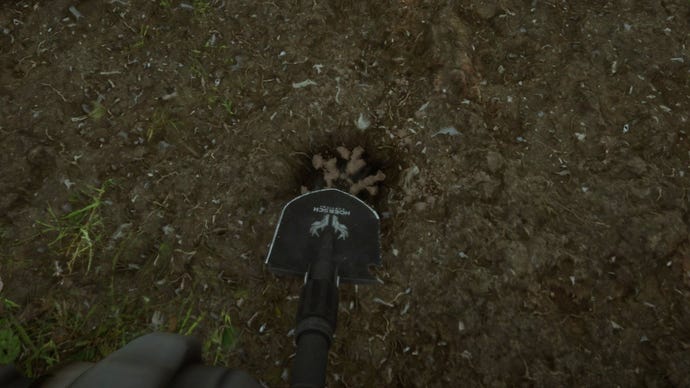 A player digs up a grave with the shovel in Sons of the Forest.