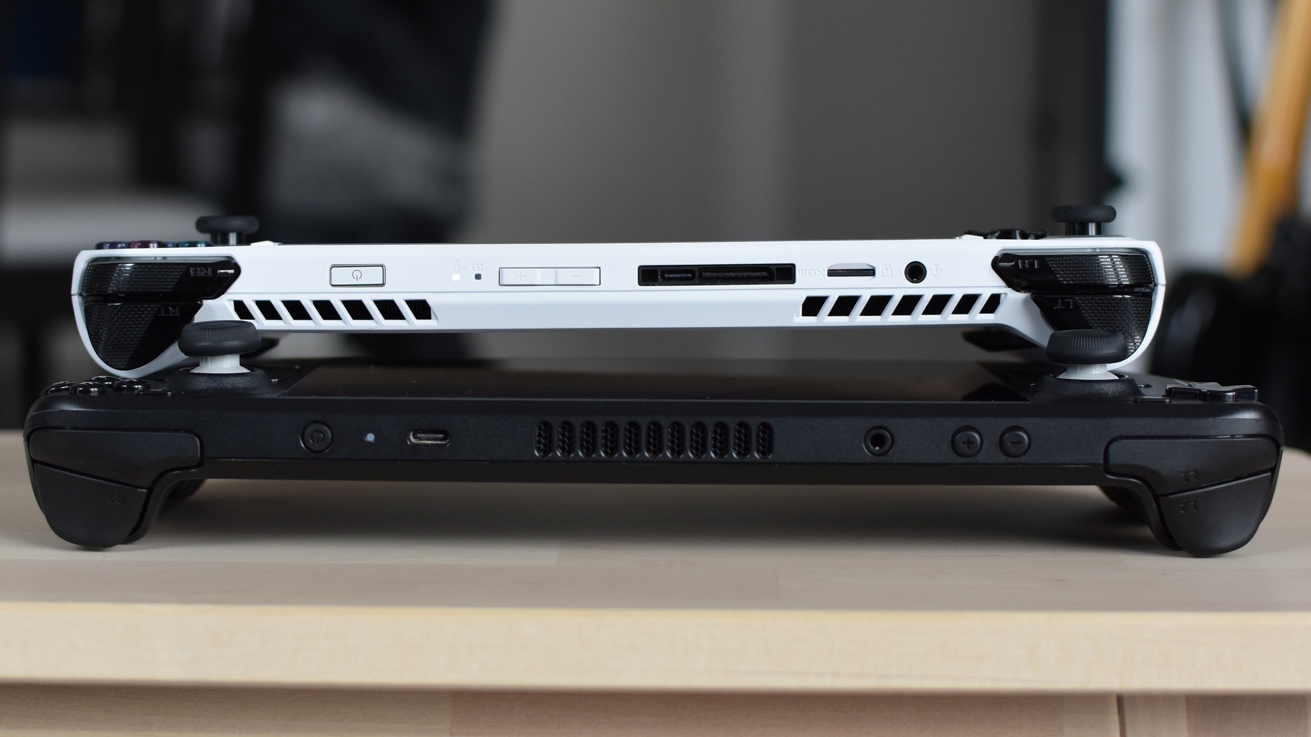 A side-on view of the top edges of both a Steam Deck and an Asus ROG Ally.