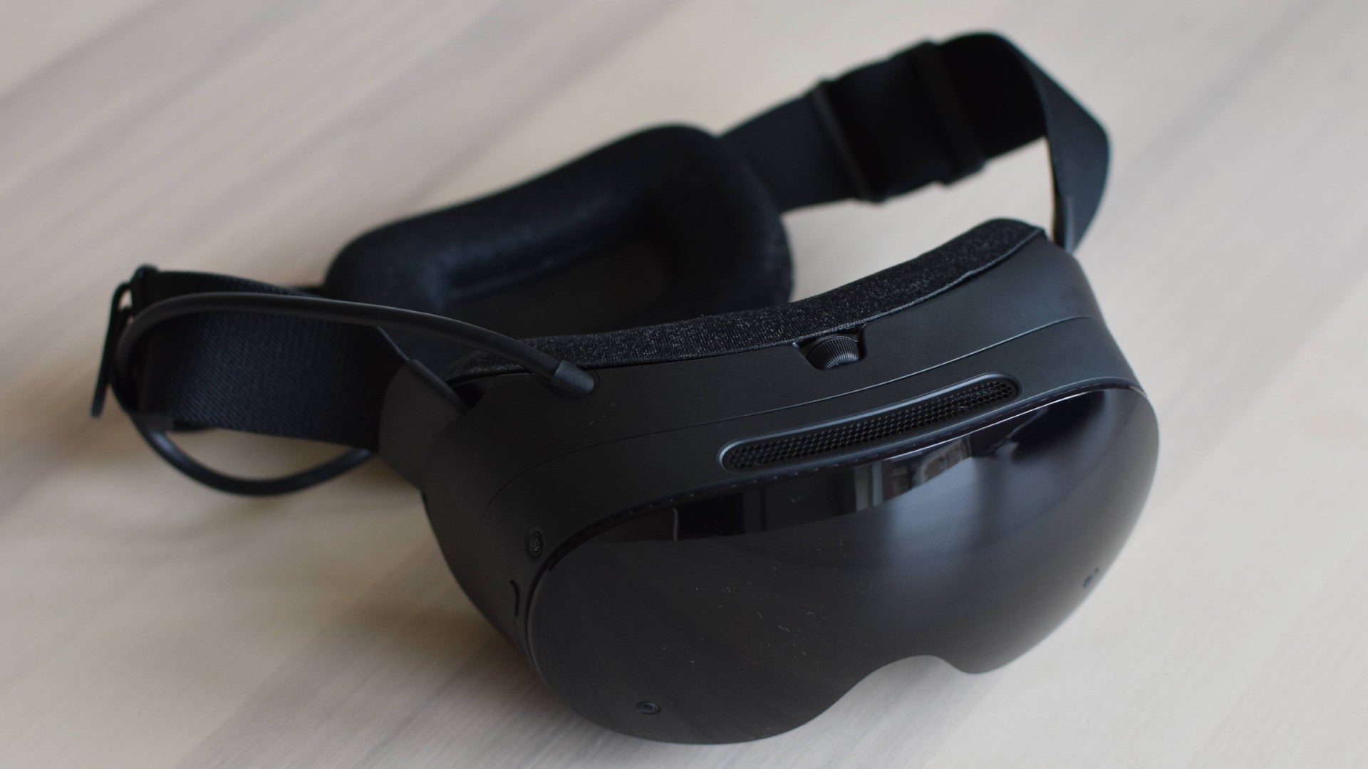 Valve обсуждола создание новой VR-игры перед портированием Half-Life: Alyx на Steam Frame Гарнитура виртуальной реальности Steam Frame на столе вид сверху