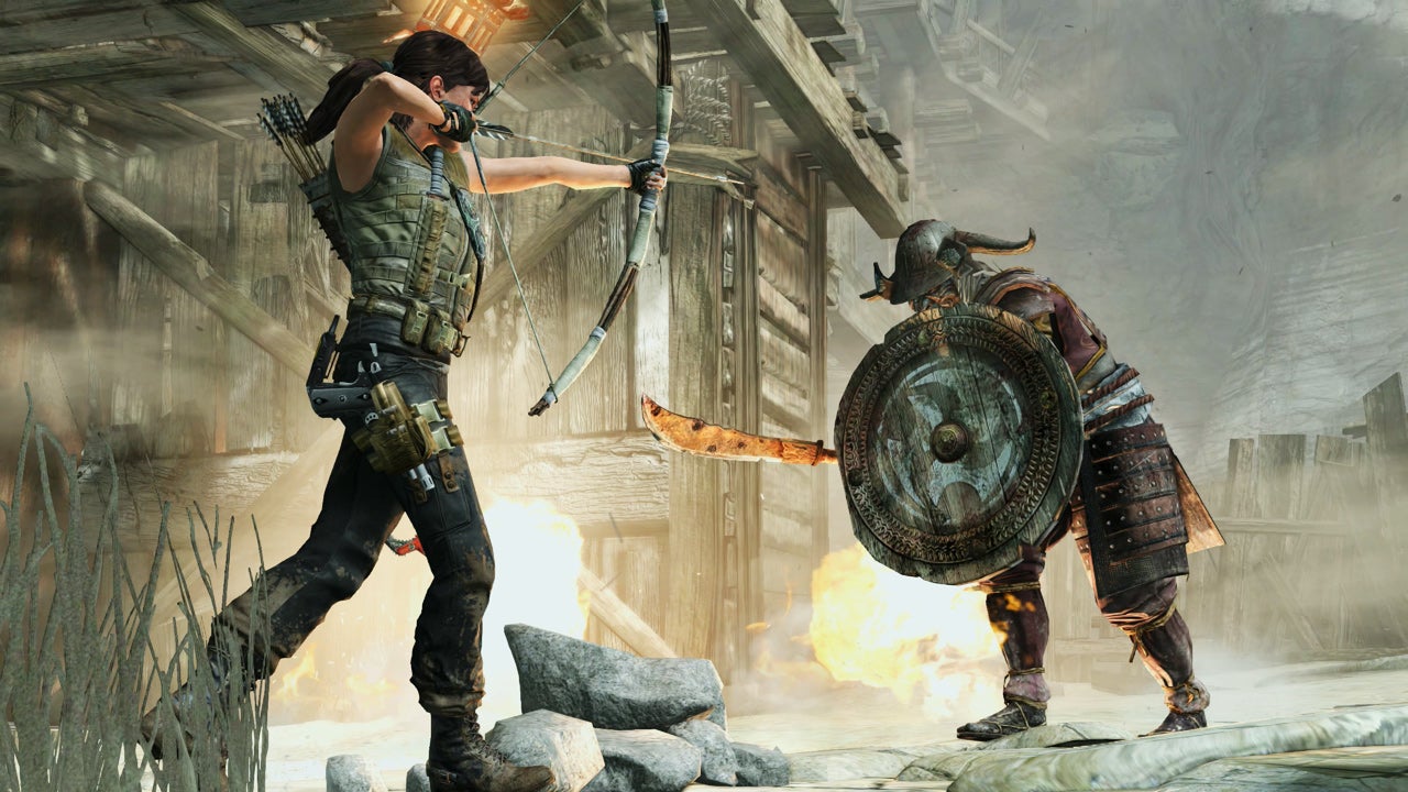 Lara míří šípem na postupujícího nepřítele v Tomb Raider: Definitive Edition