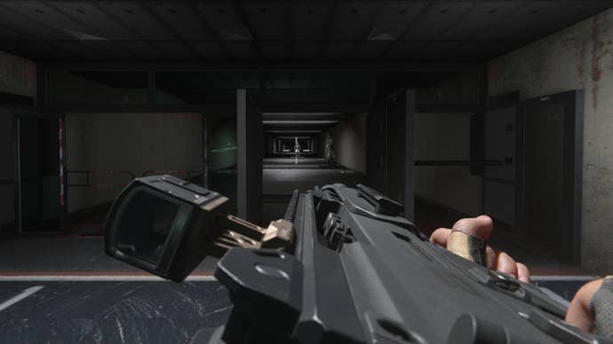 An image showing Tactical Stance aiming in Modern Warfare 3’s firing range. The gun is held at a slant, giving us a tight crosshair but also allowing for free movement.