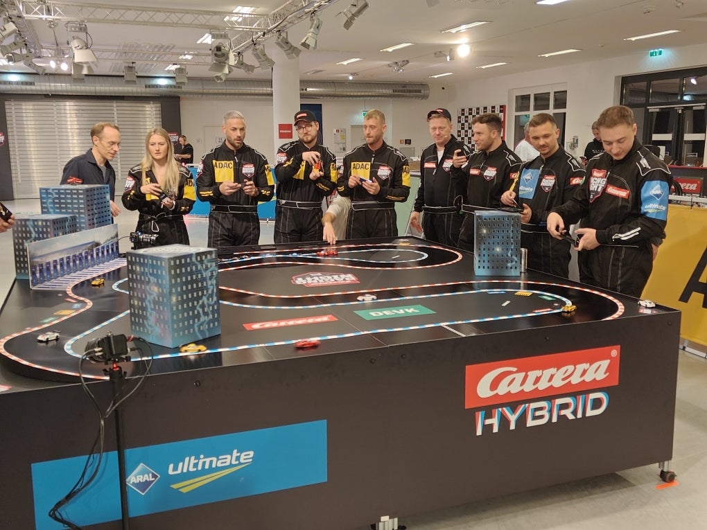 Carrera Racing Night: Wie Carrera Hybrid die Spieler vom Bildschirm ...