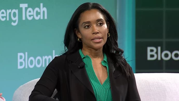 Captura de tela do Bloomberg Tech Summit mostrando close-up da presidente do Xbox, Sarah Bond