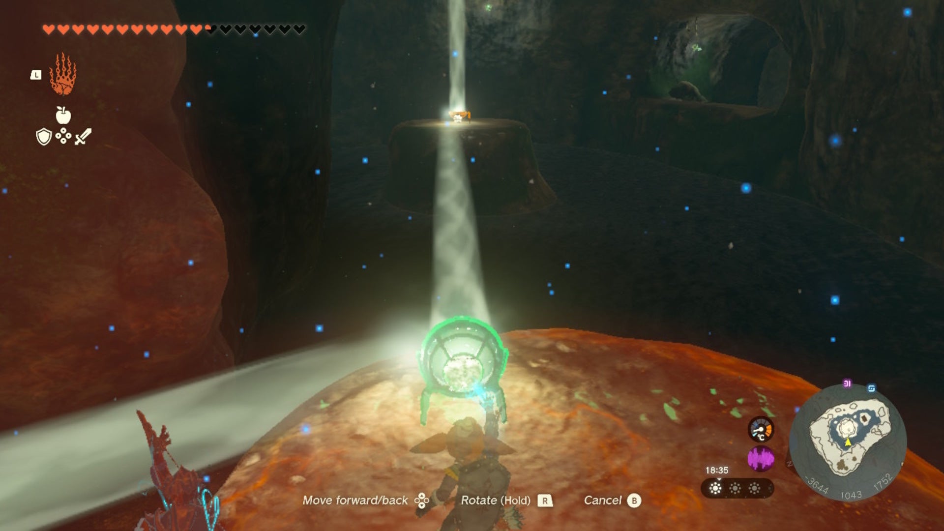 Link points a mirror towards another mirror, reflecting light between the two, on Lightcast Island in Zelda: Tears of the Kingdom - 13