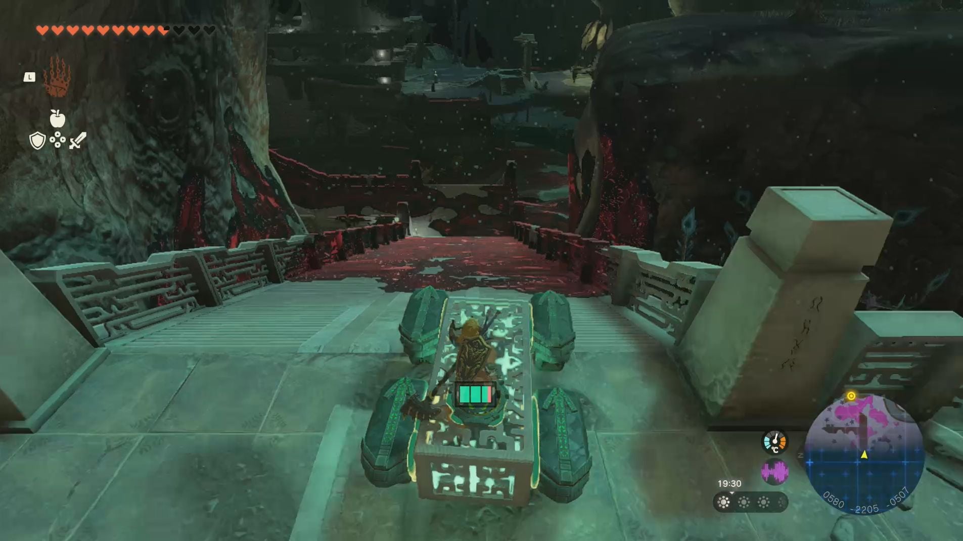 Link using a makeshift device to transport the Construct&rsquo;s right-arm and drive it through areas of Gloom.