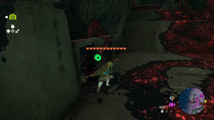 Link trying to avoid patches of Gloom as he heads towards the Right-Arm Depot in Tears of the Kingdom.