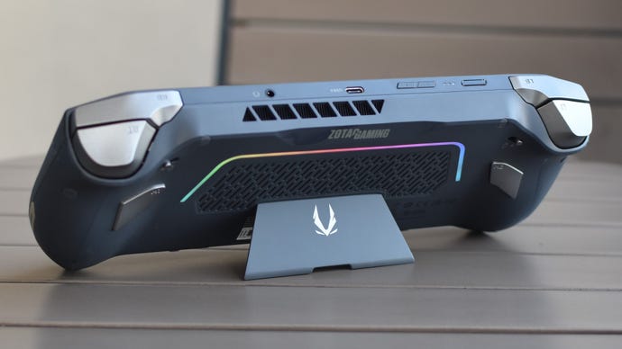 Tampak belakang Zotac Zone yang ditopang dengan penyangganya.