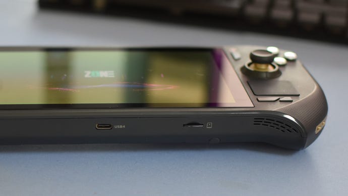 Port USB4 dan microSD di bagian bawah Zotac Zone.