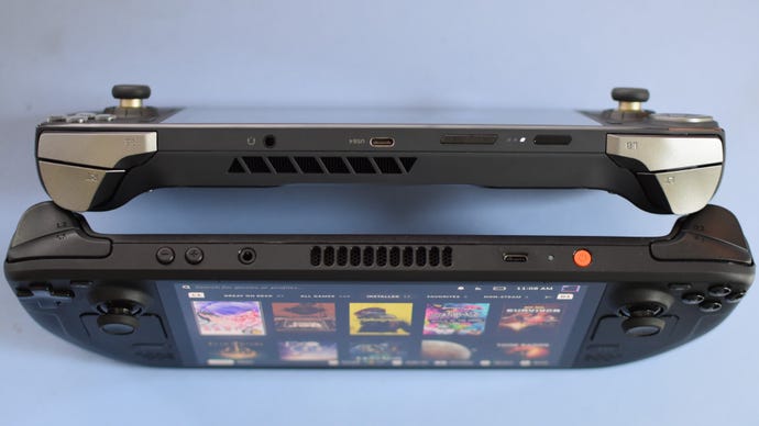 Zona Zotac di sebelah Steam Deck OLED, menunjukkan ketebalan komparatifnya.