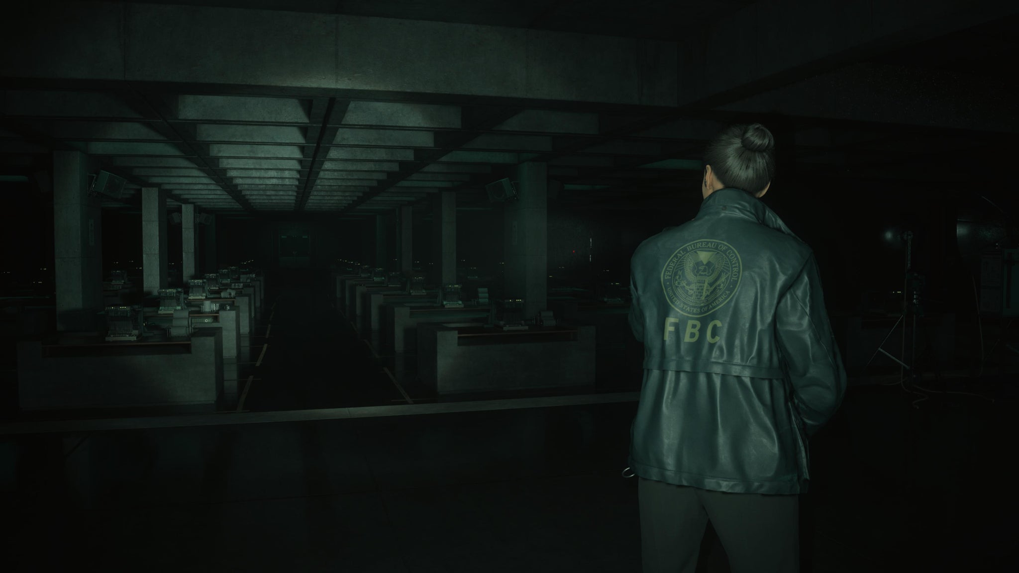 Agent Estevez in a room of automatic typewriters in Alan Wake 2 The Lake House. - 4