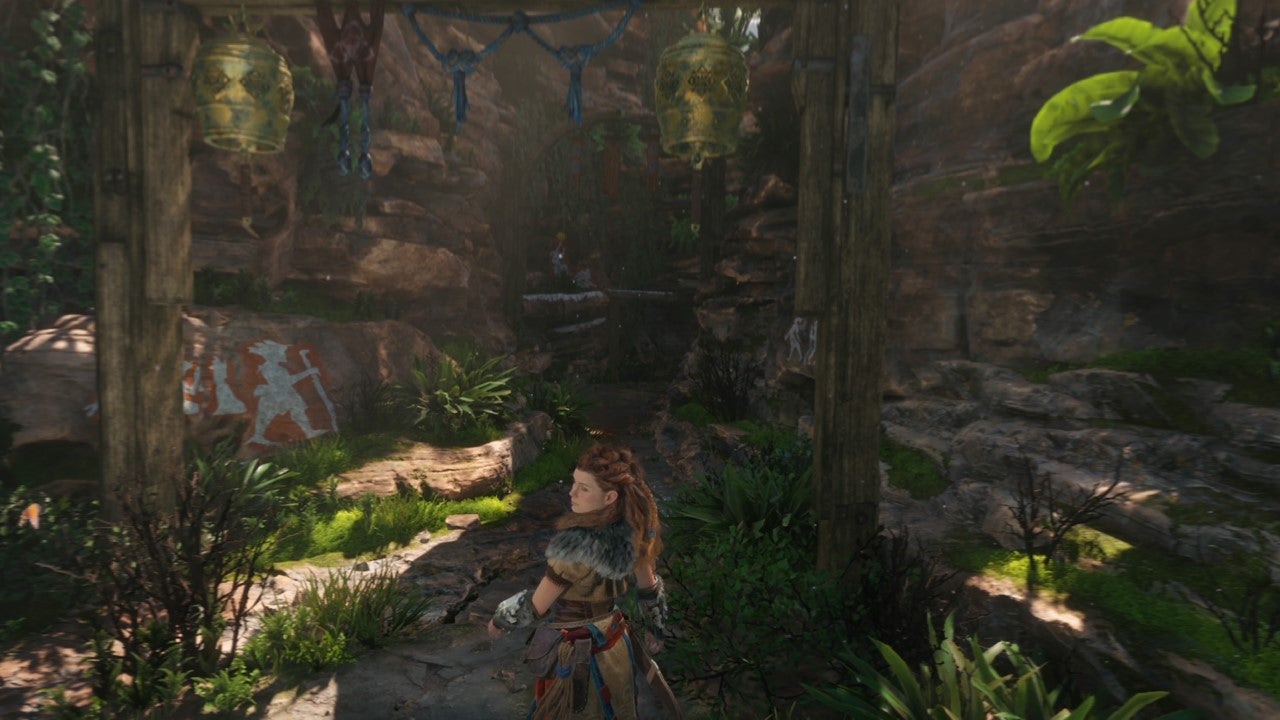 Aloy further away and very small in Horizon Call of the Mountain