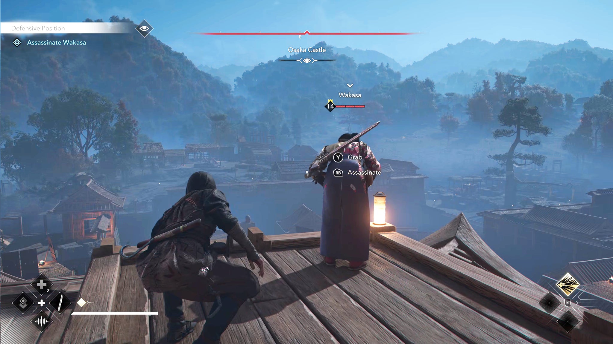 Naoe in Assassin's Creed Shadows sneaks up behind Wakasa atop a building rooftop while Wakasa looks over the edge to her soldiers below. - 11