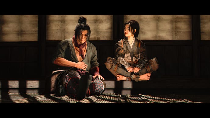 Naoe se sienta junto a Gennojo, uno de los personajes reclutables y romancables de Asssassin's Creed Shadows.