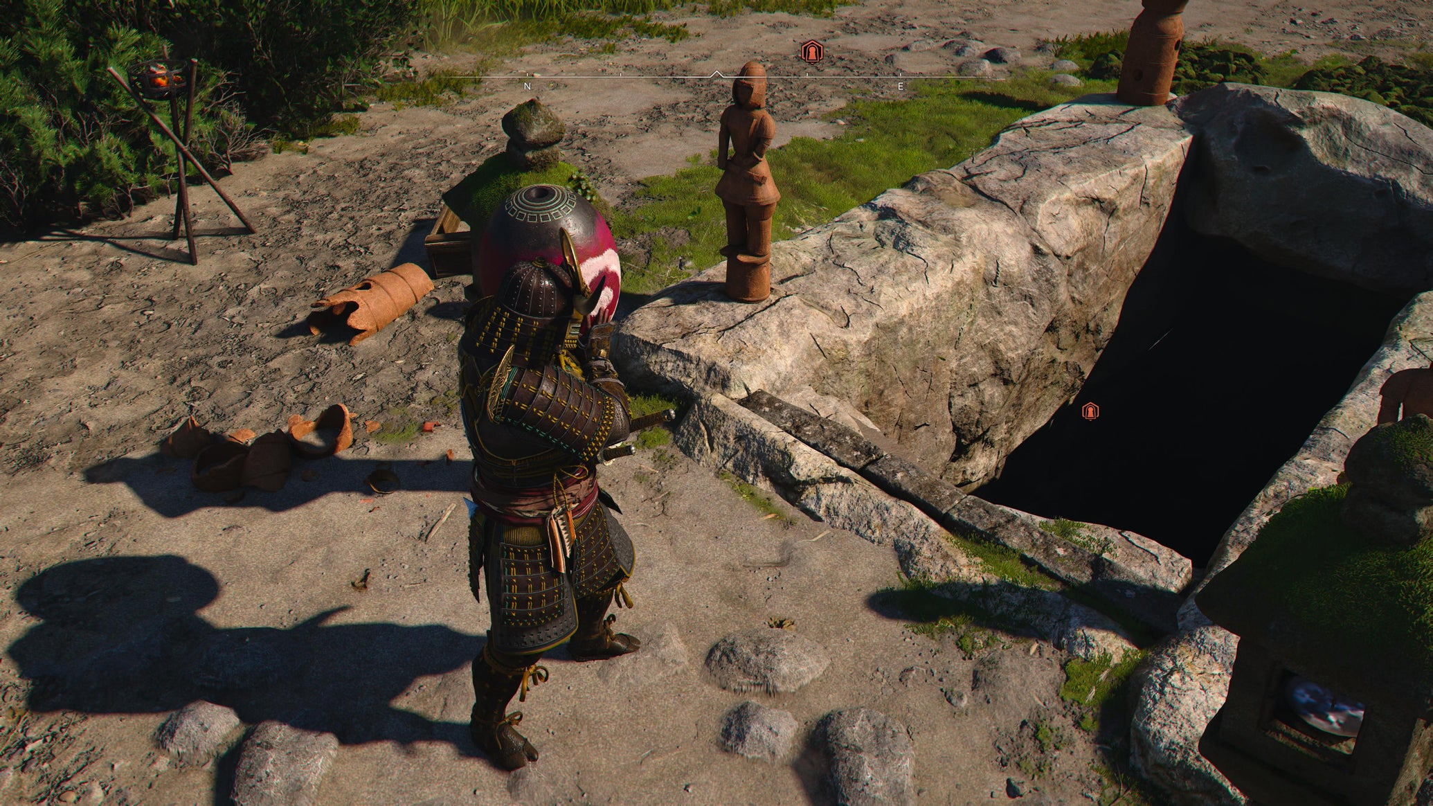 Yasuke walking with an explosive pot towards Makino Kurumazuka Kofun in Assassin's Creed Shadows. - 1