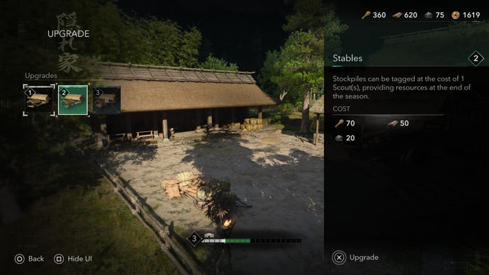 El menú de actualización de establos en Assassin's Creed Shadows muestra una toma de establecimiento de los establos del escondite y las opciones de actualización en paneles a la izquierda y a la derecha.