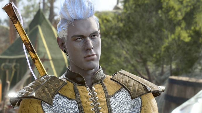 Baldur’s Gate 3 multiclass: A half-elf drow with blue and white hair, wearing yellow and silver chain mail, is standing with a contemplative look on his face.