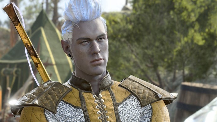 Baldur's Gate 3 multiclass: A half-elf drow with blue and white hair, wearing yellow and silver chain mail, is standing with a contemplative look on his face.