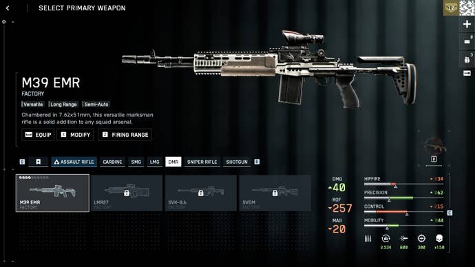 Zrzut ekranu przedstawiający interfejs wyposażenia w Battlefield 6, z DMR w prawym górnym rogu ekranu, na prostym tle. W dolnej części ekranu widoczne są mniejsze obrazy czterech dział, a po prawej stronie wyświetlane są statystyki wybranego działa, M39 EMR.