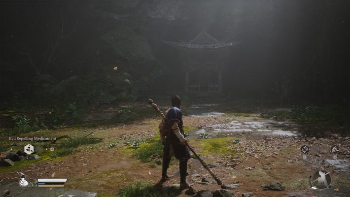 El protagonista mirando una gran campana en Black Myth Wukong.