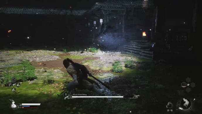 Destined One в битве с темным облаком на слабо освещенной арене