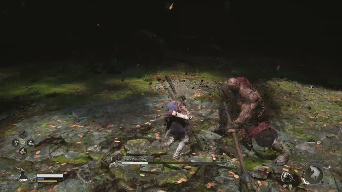 Destined One пытается атаковать Черного Ветра Короля, чья фигура медленно растворяется в тумане.