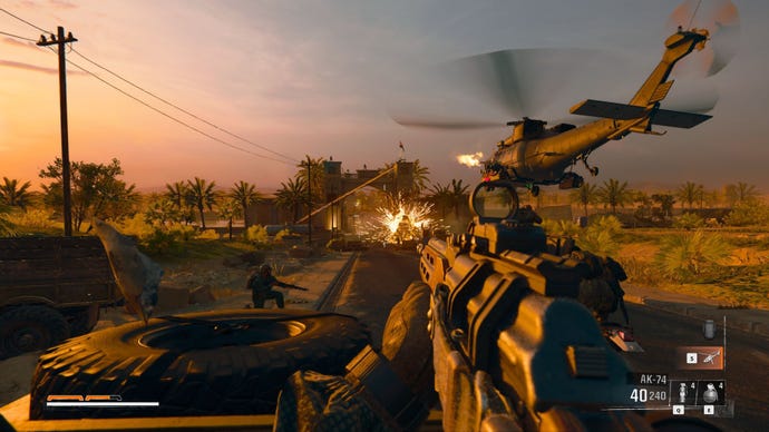 The player approaches a palace in Iraq during an assault.