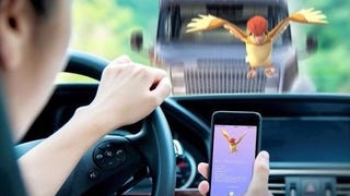 Condutor vai contra escola enquanto joga Pokémon GO