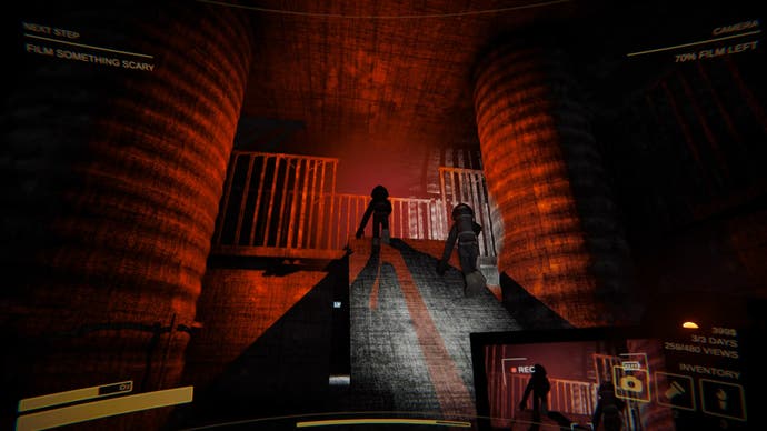 Captura de tela do Aviso de conteúdo mostrando jogadores subindo uma rampa em uma área subterrânea escura e cheia de luz vermelha