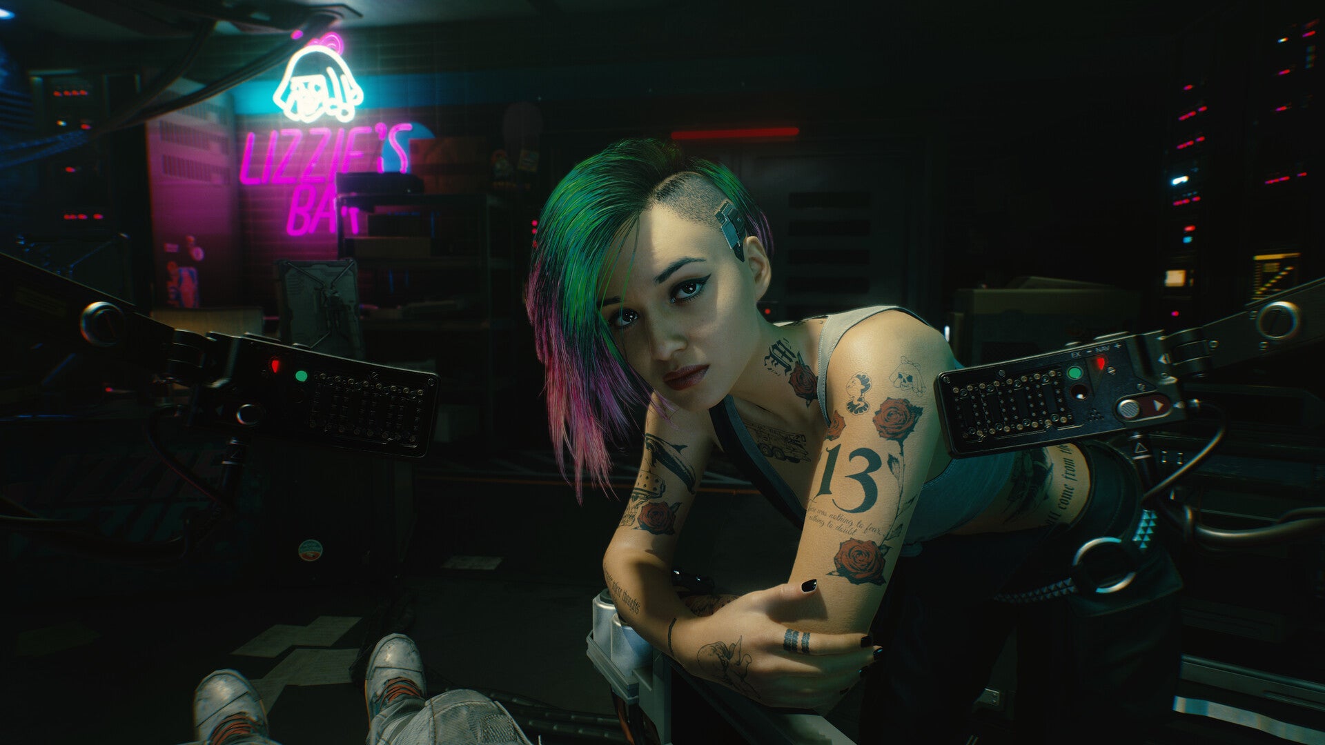 Judy leans over the player as they sit down in a Braindance studio in Cyberpunk 2077. - 7