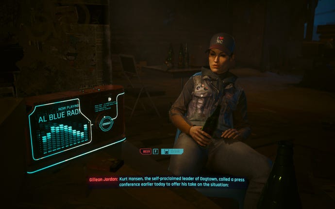 Sharing beers with the President in Cyberpunk 2077: Phantom Liberty.