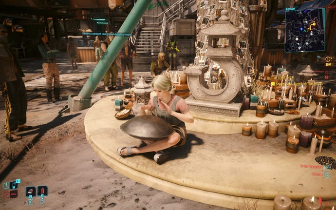 Seorang wanita memainkan drum baja di dekat pohon peringatan di Cyberpunk 2077: Phantom Liberty.