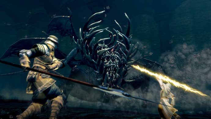Some players fighting a boss in Dark Souls Remastered.