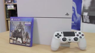 Rozbalování bílého modelu PS4 s Destiny