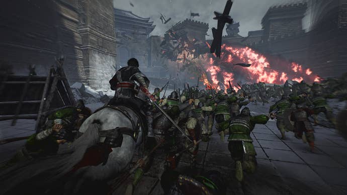 The player rushes into battle on horseback in Dynasty Warriors: Origins, surrounded by hundreds of allies and enemies.