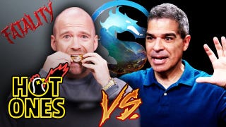 Ed Boon, criador de Mortal Kombat, dá entrevista enquanto come asas de frango picantes