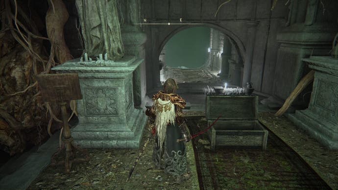 A warrior stands in an underground tunnel in the Cathedral of the Forsaken in Elden Ring.