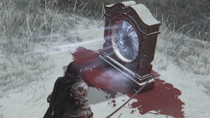 Le joueur d'Elden Ring s'approche d'un téléporteur dans la neige, avec des taches de sang sur le sol tout autour.
