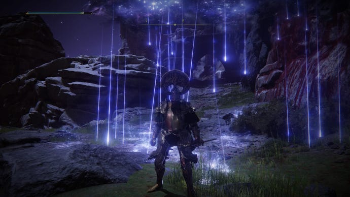 Capture d'écran d'Elden Ring du Ternished exécutant le sort fondateur de la pluie d'étoiles.
