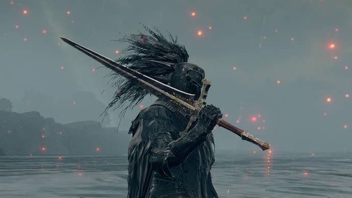 A warrior holds the Knight’s Greatsword in Elden Ring.