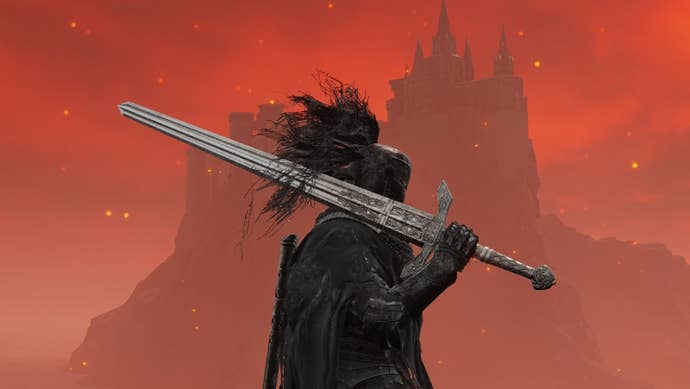 A warrior holds the Banished Knight’s Greatsword in Elden Ring.