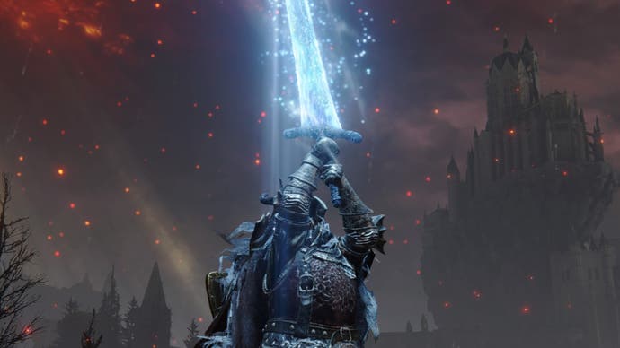 Le personnage du joueur tient l'épée à deux mains de la Lune Noire en l'air alors qu'elle brille de magie dans Elden Ring