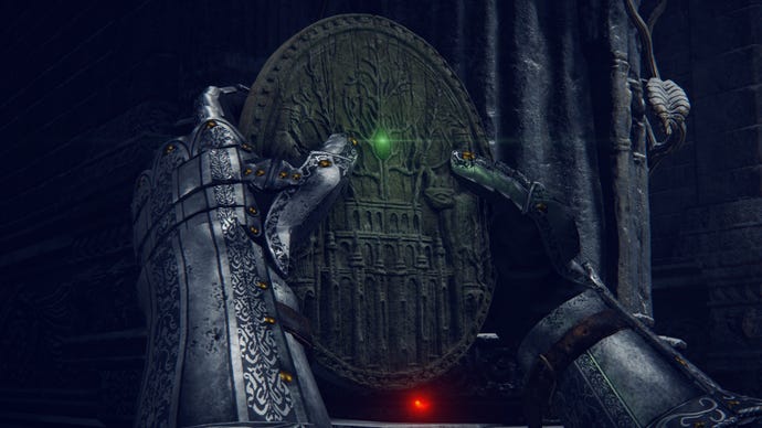 El jugador sostiene el medallón Haligtree en Elden Ring en el Grand Lift Of Rold.